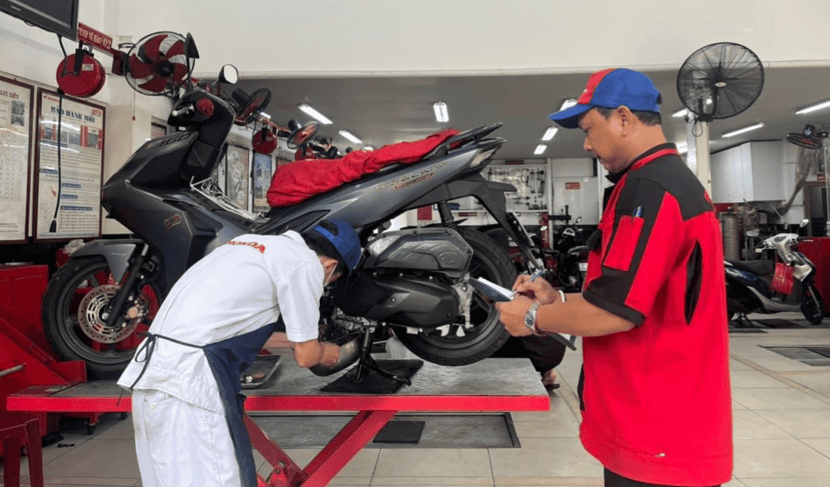 Kỹ thuật viên HEAD Tường Nguyên kiểm tra xe máy Honda