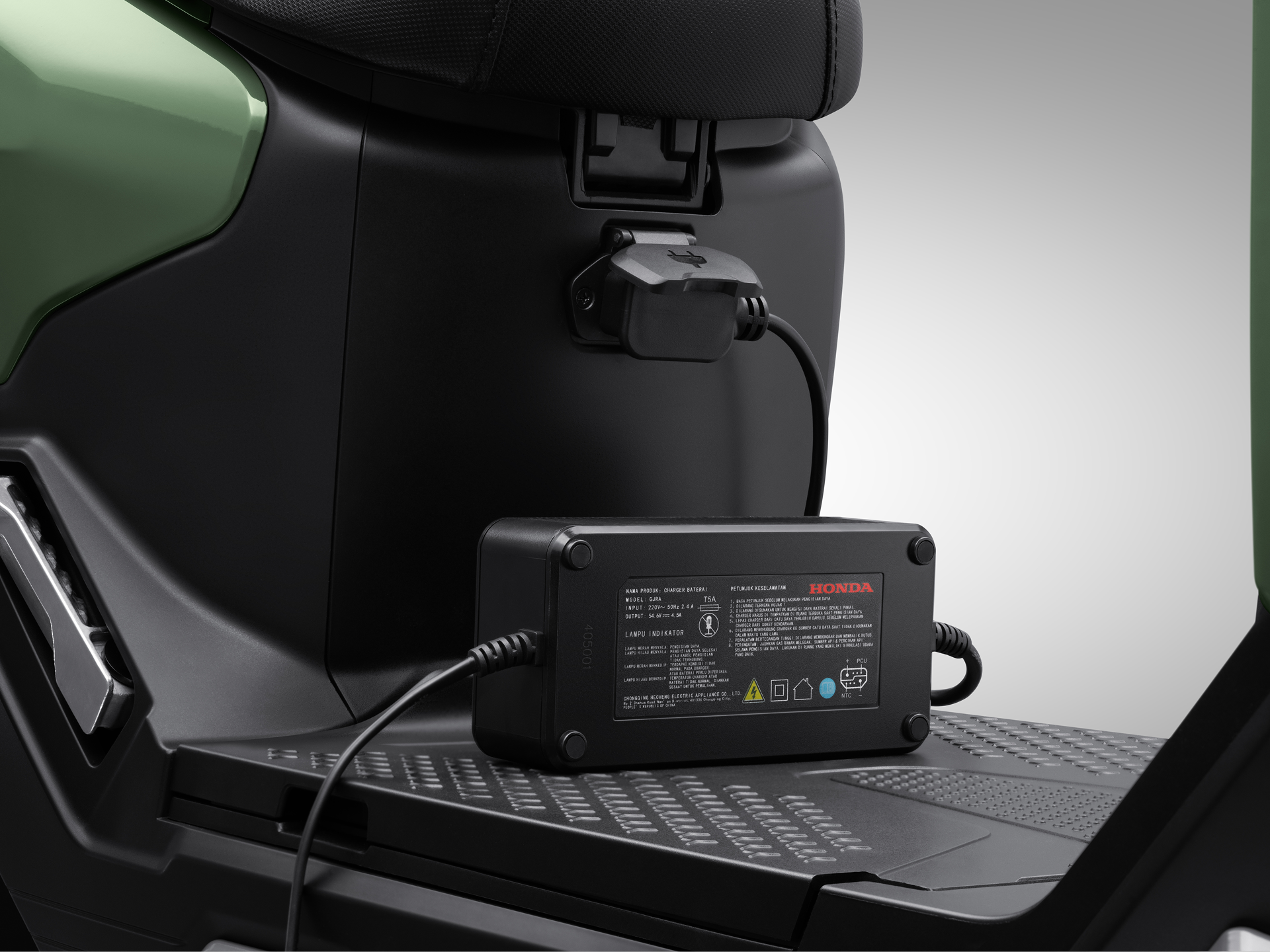 ICON e: — Pin Lithium-ion an toàn và có thể sạc theo 2 cách